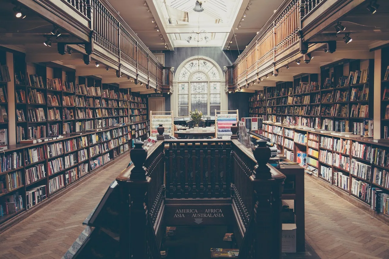 香港教育大学图书馆学习区,学生专注学习的场景